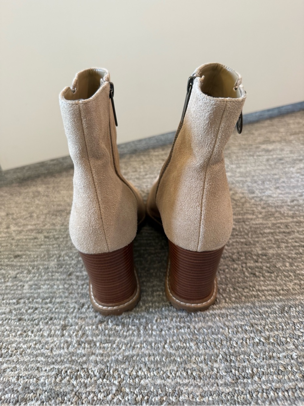 Michael Kors Evelyn Wedge Ankle Boots Beige Suede Leather Lug Sole Women’s 8M - Picture 3 of 6